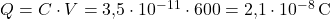  Q = C \cdot V = 3{,}5 \cdot 10^{-11} \cdot 600 = 2{,}1 \cdot 10^{-8} \, \text{C} 